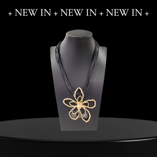 Colgante Flor Dorada en Cordón Negro y Marrón.