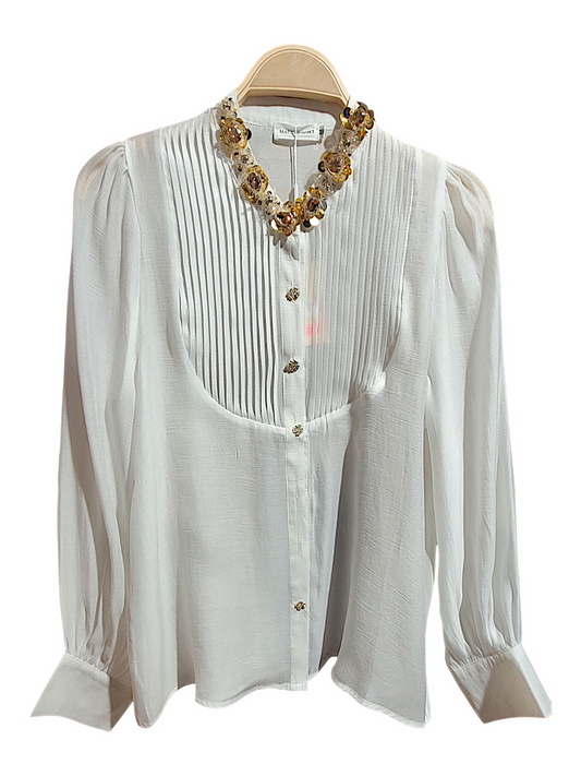 Blusa con cuello Joya y pliegues frontales.