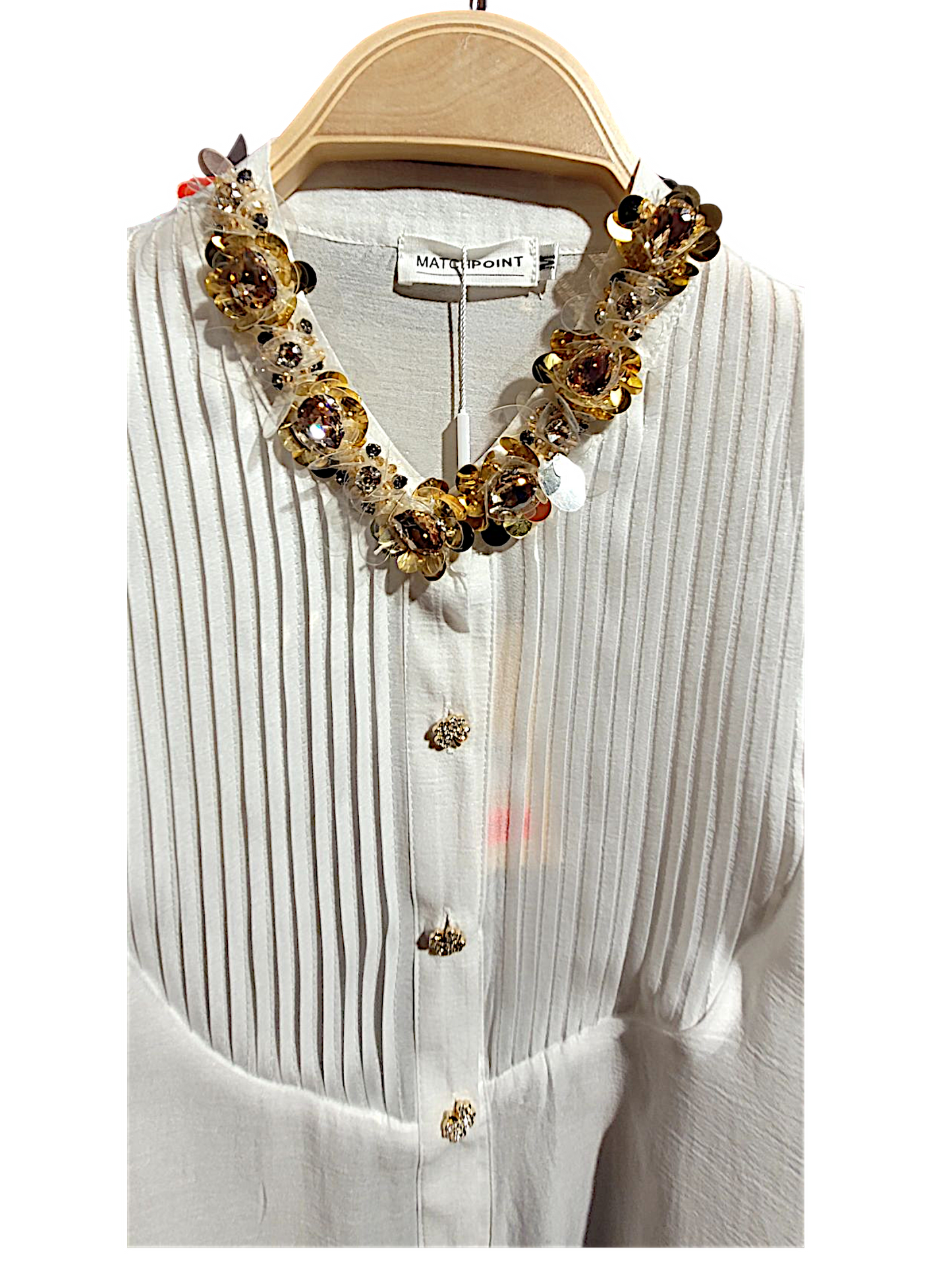 Blusa con cuello Joya y pliegues frontales.