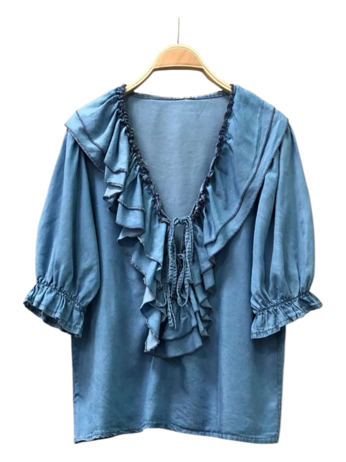 Blusa Denim Escote Volantes.