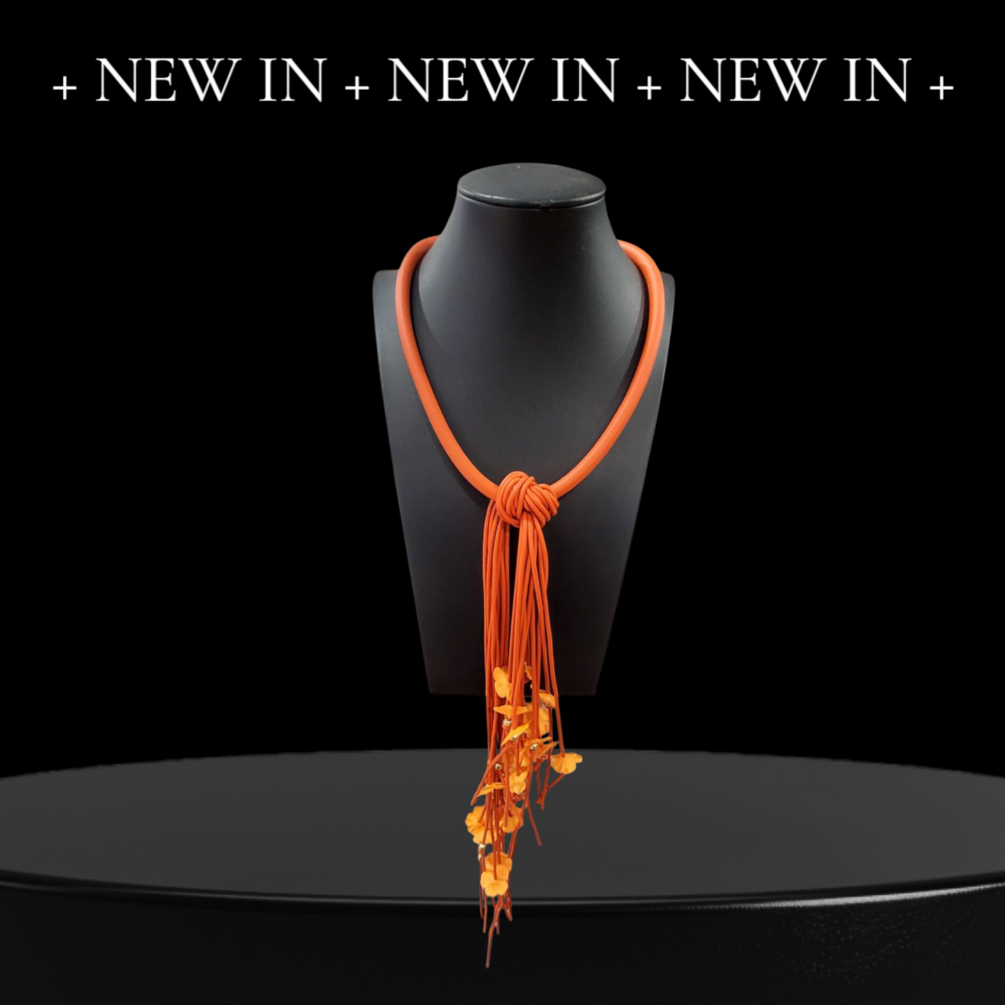 Collar Largo con Nudo y Flores.