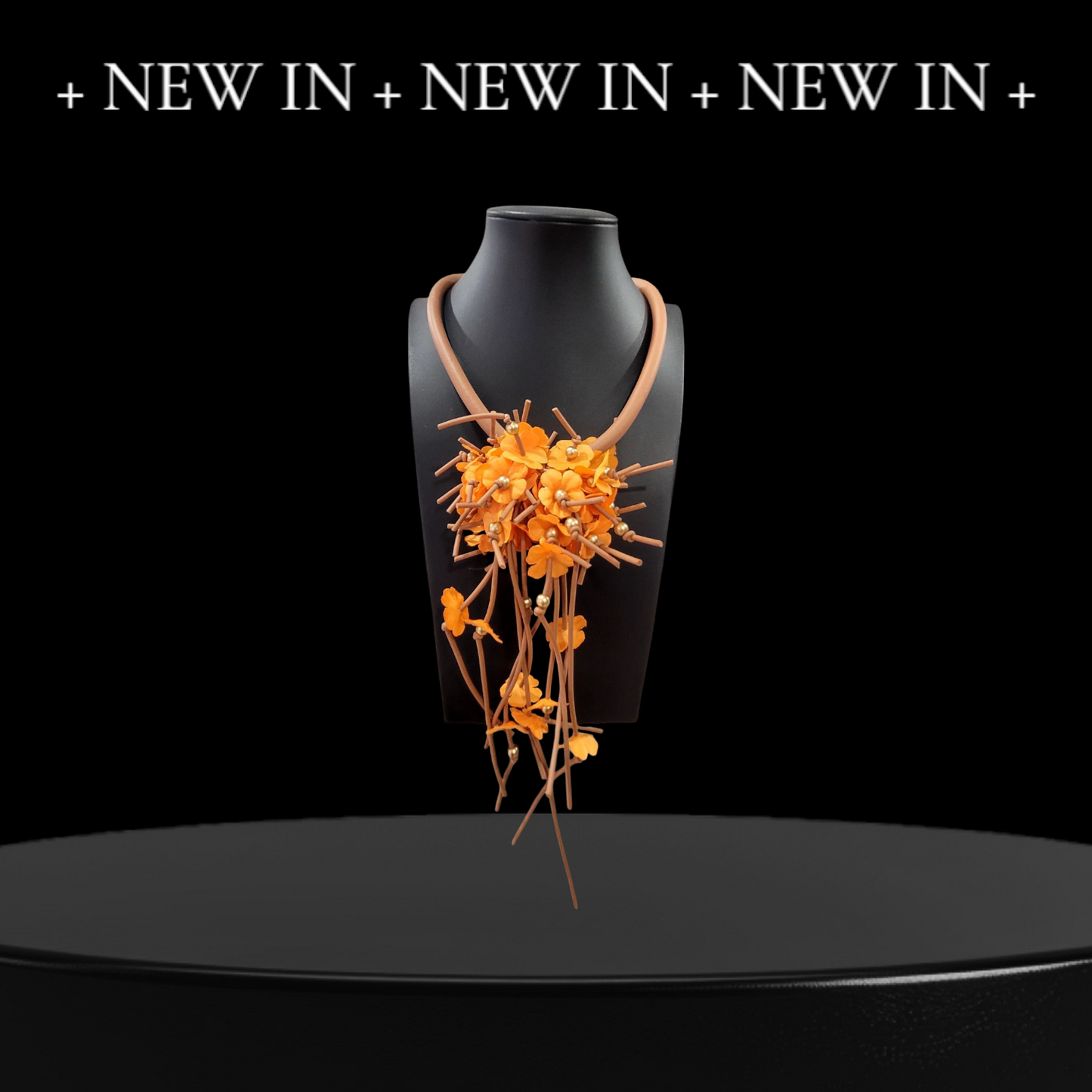 Collar Corto de goma con Flores.