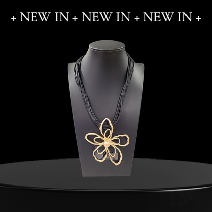 Colgante Flor Dorada en Cordón Negro y Marrón.