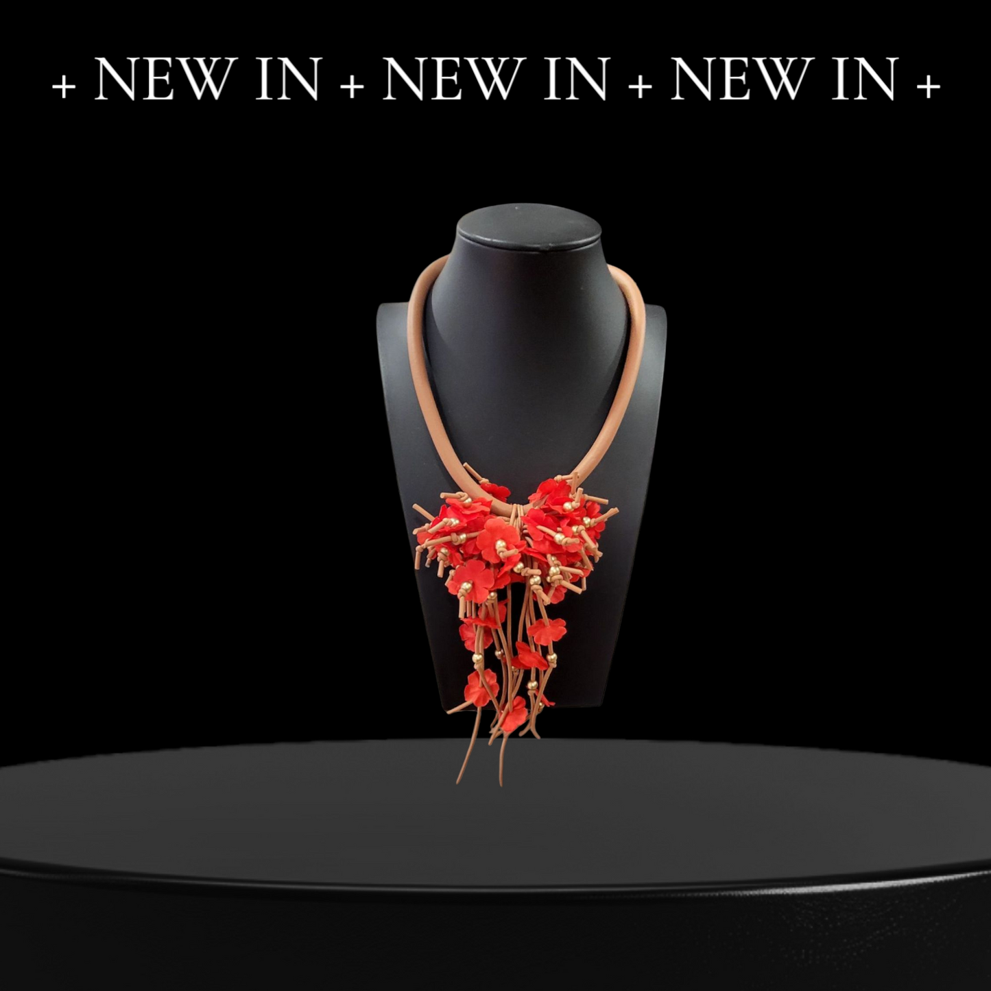 Collar Corto de goma con Flores.