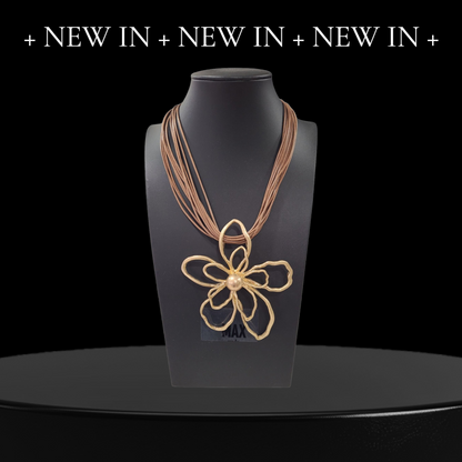 Colgante Flor Dorada en Cordón Negro y Marrón.