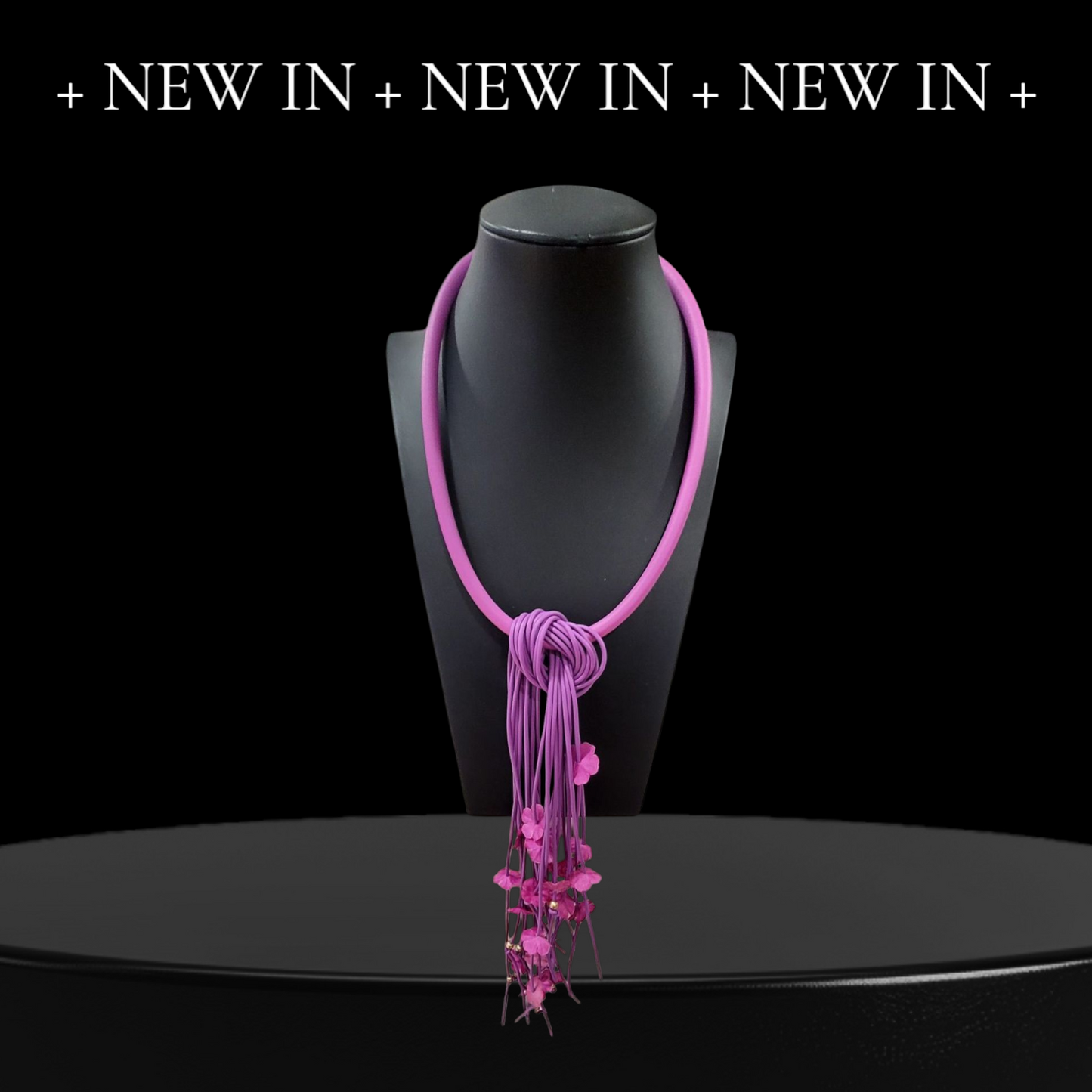 Collar Largo con Nudo y Flores.