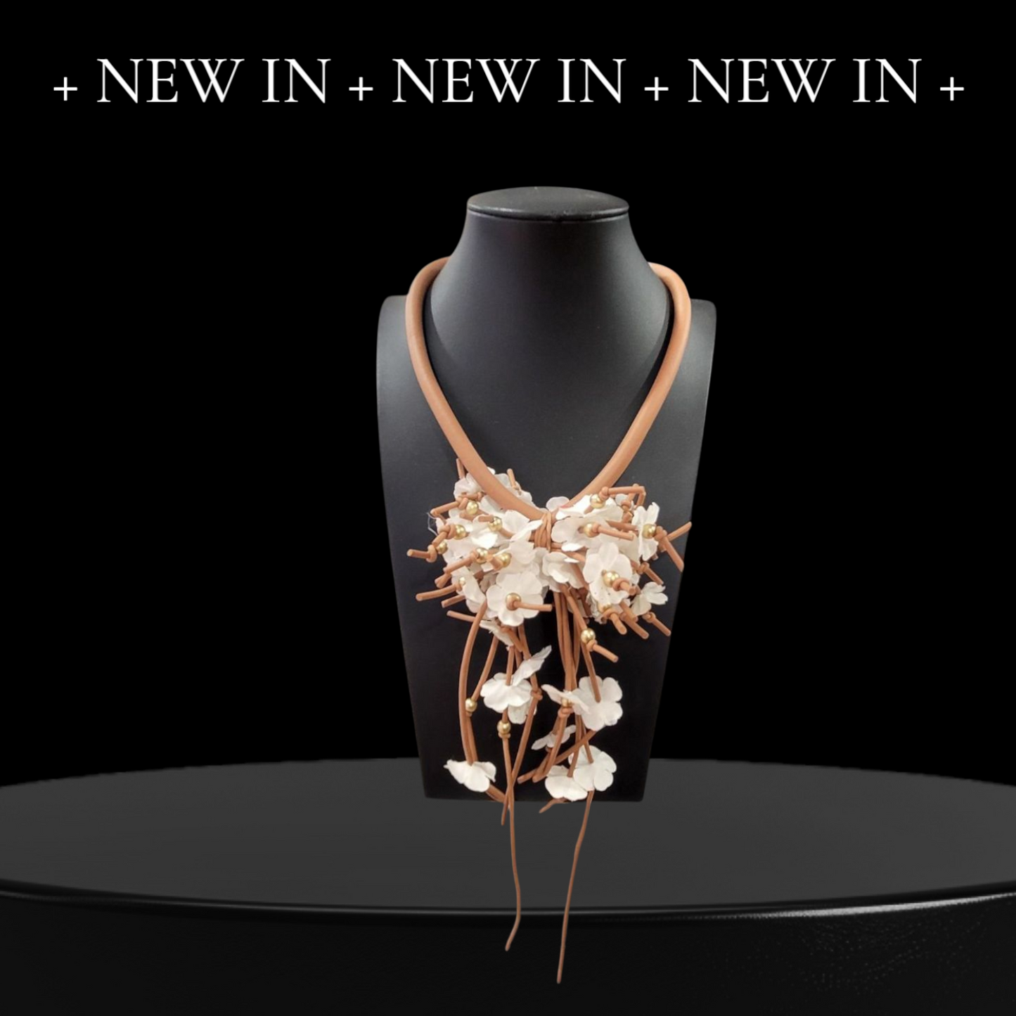 Collar Corto de goma con Flores.